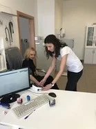 Tešíme sa , že nám budúca pani doktorka Veronika Václavova pomáha na ambulancii a zároveň sa ju snažíme čo najviac naučiť